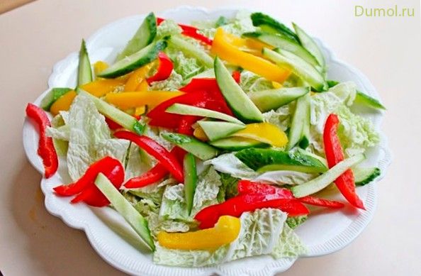 Диетический овощной салат с куриной грудкой