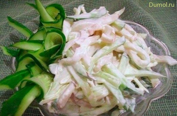 Диетический салат из кальмаров со сметаной