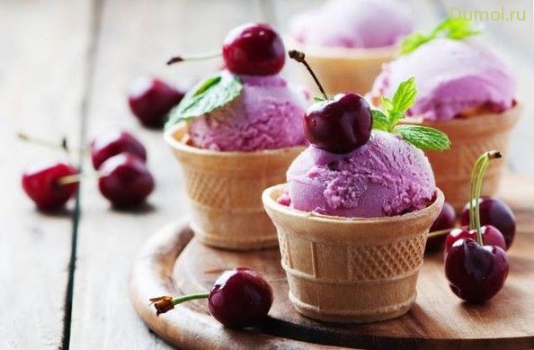 Домашнее мороженое со свежей черешней