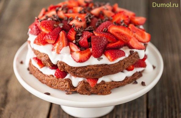 Домашний шоколадный бисквит с клубникой