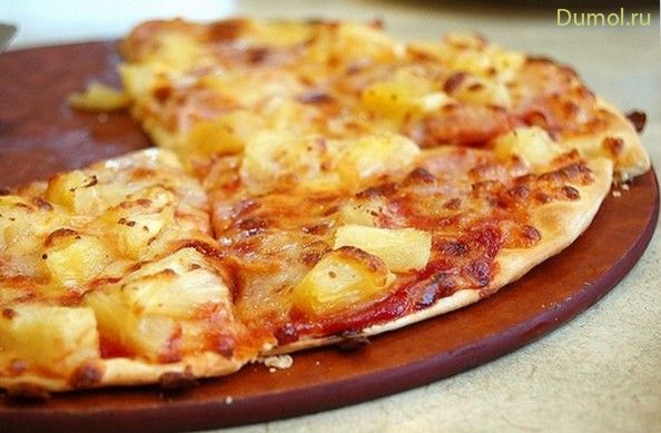 Домашняя пицца с сосисками и ананасом