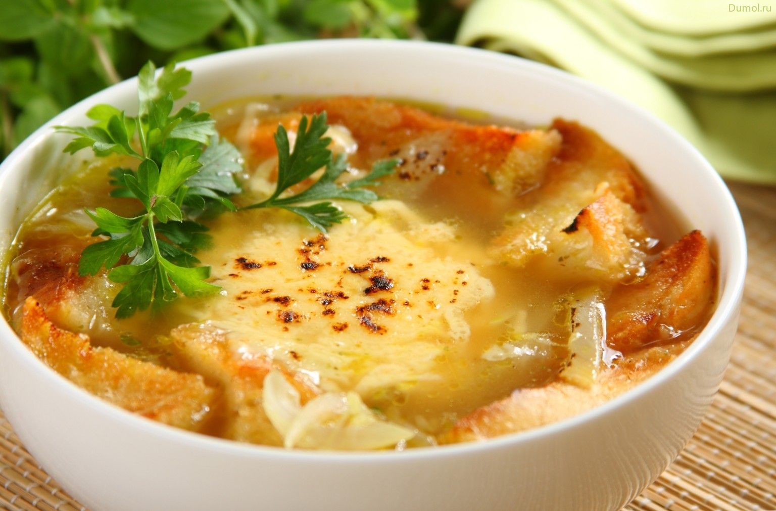 Французский луковый суп под сыром