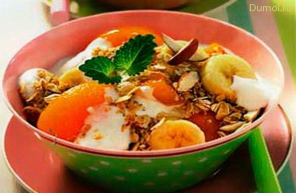 Фруктовый салат с медом и овсяными хлопьями