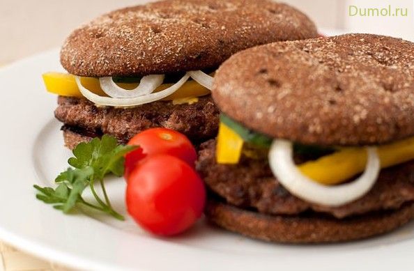 Гамбургер с ржаным хлебом и говяжьей котлетой (гамбургер, ржаным, хлебом) Гамбургер с ржаным хлебом и говяжьей котлетой