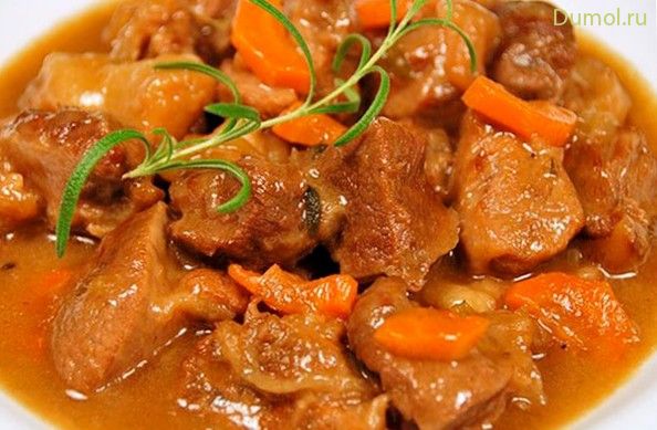 Говядина тушеная в соусе с луком и пивом