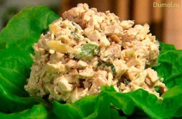 Грибной салат с овощами и яблоком под татарским соусом