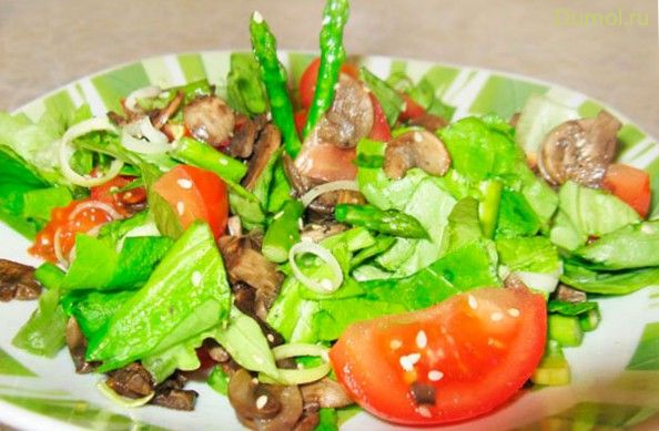 Грибной салат со спаржей и яйцами