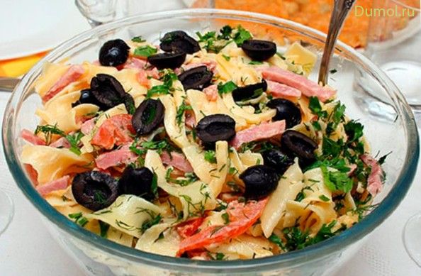 Итальянский салат с пастой и маслинами