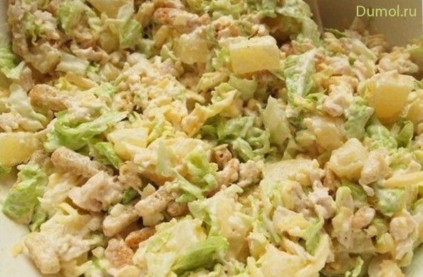 Капустный салат с куриным филе и сухариками