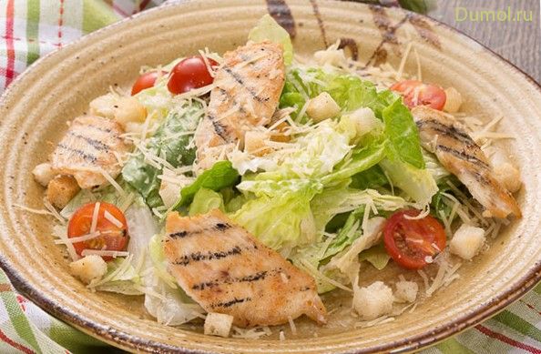 Классический салат «Цезарь» с курицей и сыром пармезан