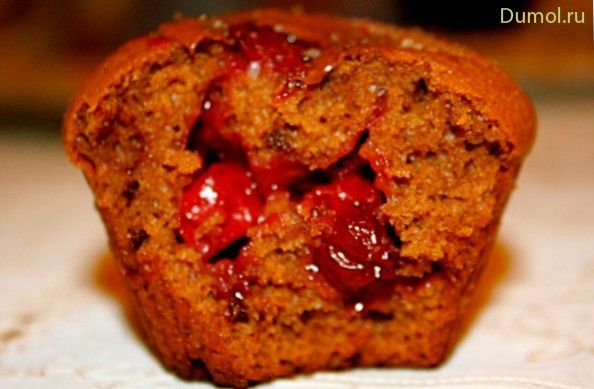 Кофейный кекс со свежей вишней