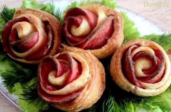 Колбасные «Розочки» из слоеного теста в духовке (колбасные, розочки) Колбасные «Розочки» из слоеного теста в духовке