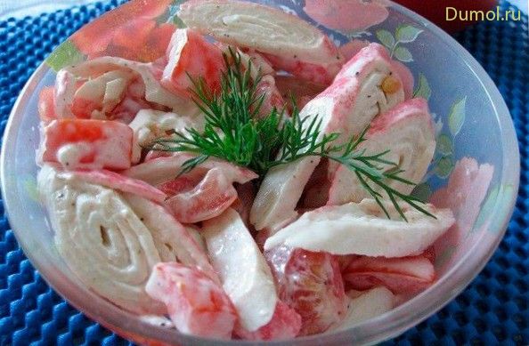 Крабовый салат-коктейль с помидорами