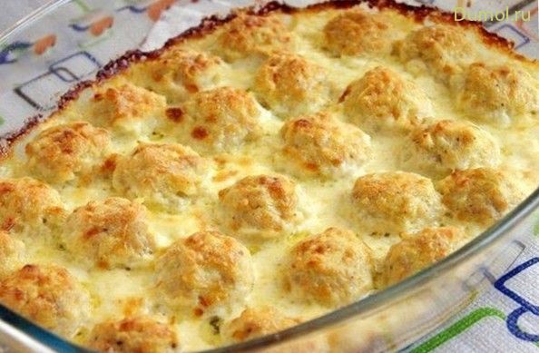 Куриные шарики в сырном соусе в духовке