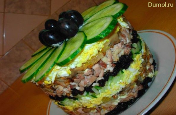 Куриный салат «Меркурий» с грибами и черносливом