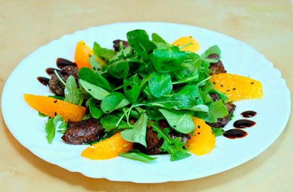 Куриный салат по-руэнски с горошком, апельсинами и яблоками