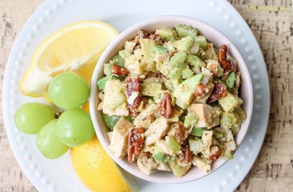 Куриный салат с авокадо и виноградом
