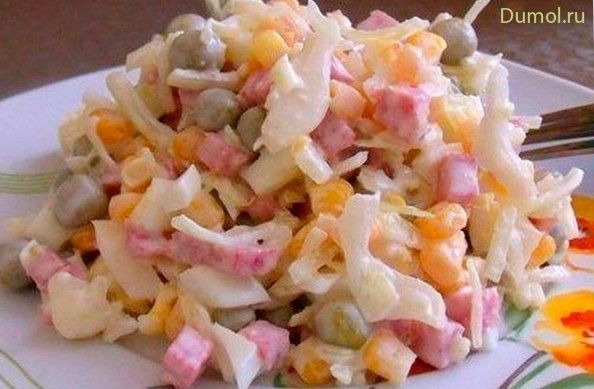 Легкий капустный салат с кукурузой и колбасой