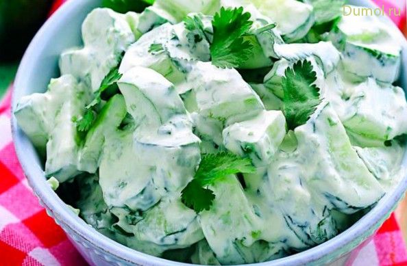 Легкий огуречный салат со сметаной