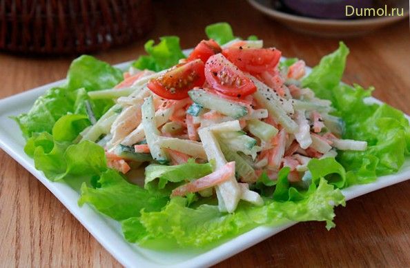 Легкий салат из свежих овощей с яблоком