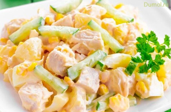 Легкий салат с ананасом, курицей и грибами