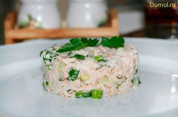 Легкий салат с горбушей и огурцами