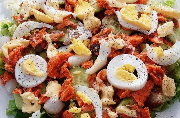 Лососевый салат с помидорами