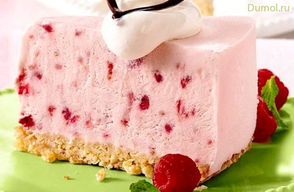 Малиновый десерт на базе из печенья