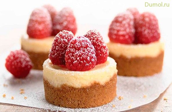 Мини-чизкейки с крекером и клубникой (мини-чизкейки, крекером) Мини-чизкейки с крекером и клубникой