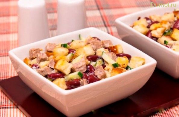Мясной салат с фасолью и сухариками