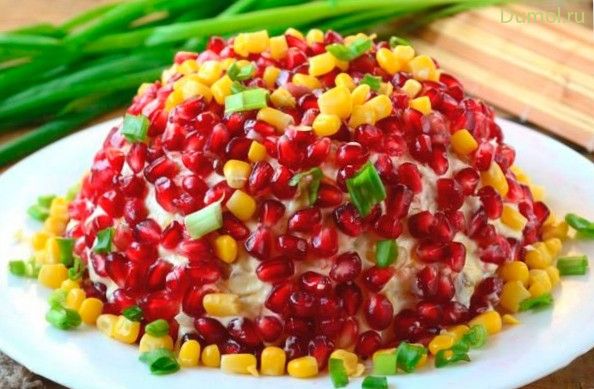 Мясной салат с гранатом и кукурузой
