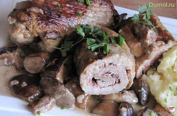 Мясные рулеты с чесноком в грибном соусе (мясные, рулеты, свинина) Мясные рулеты с чесноком в грибном соусе