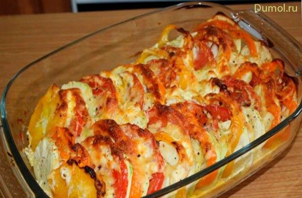 Мясо, запеченное с помидорами, кабачками и сыром