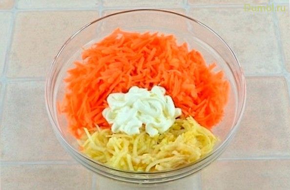 Морковный салат со сметаной, сахаром и яблоком