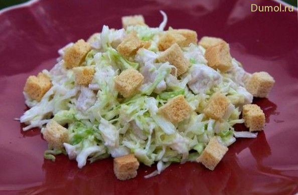 Простой капустный салат с куриным филе