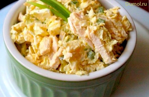Простой салат из пекинской капусты и курицы