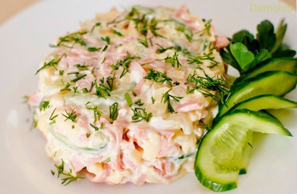 Простой салат с сыром и ветчиной