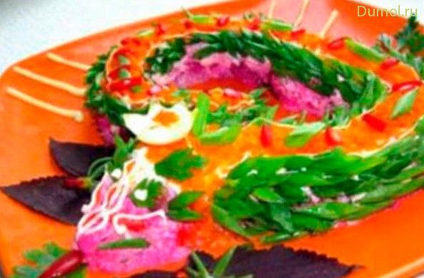 Новогодний салат «Овощная змейка»