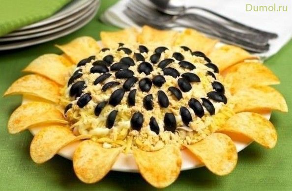 Новогодний салат "Подсолнух" с курицей и шампиньонами (новогодний, салат, подсолнух) Новогодний салат "Подсолнух" с курицей и шампиньонами