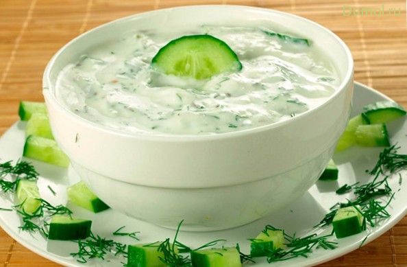 Огуречный белый соус с зеленью