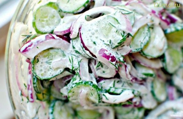 Огуречный салат с красным луком в сметанном соусе (огуречный, салат, красным) Огуречный салат с красным луком в сметанном соусе