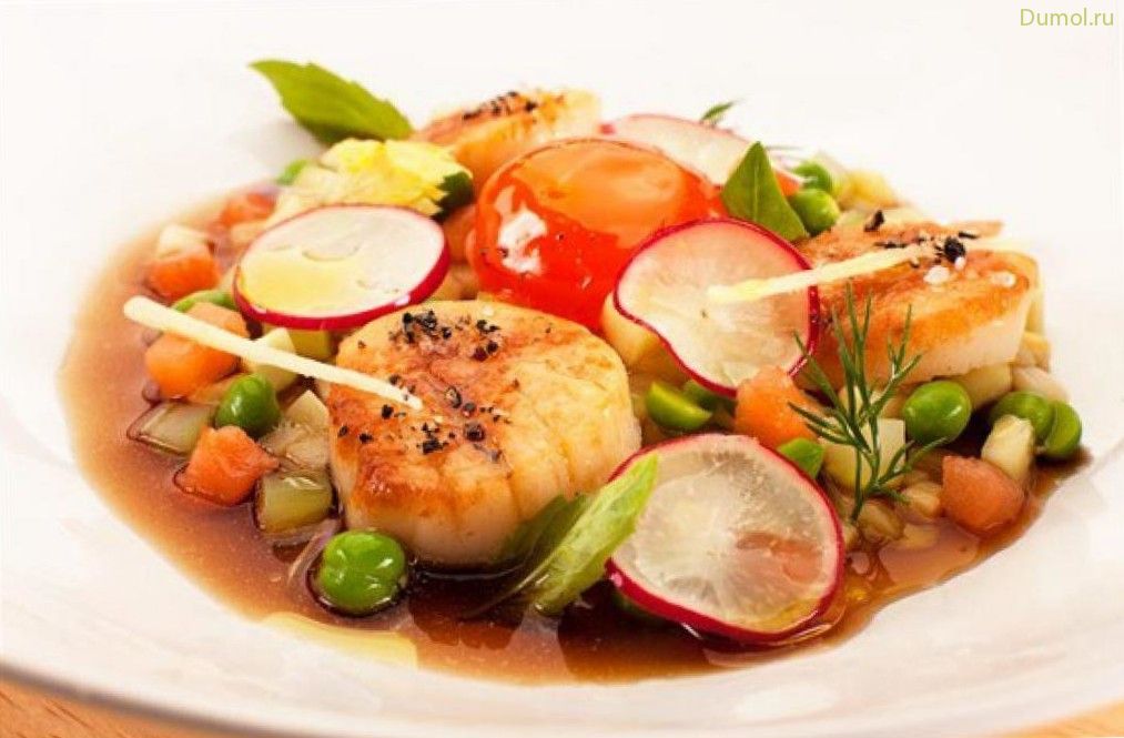 Окрошка с лососем и гребешками