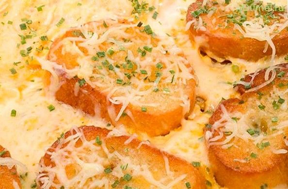 Омлет с грюйером, чесноком и сухариками