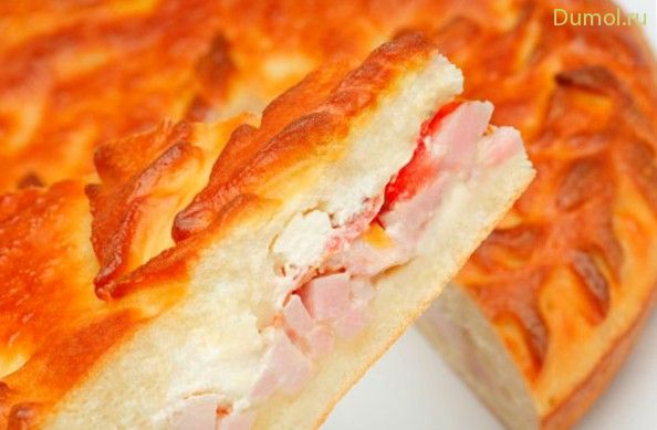 Открытый сырный пирог с ветчиной и помидорами