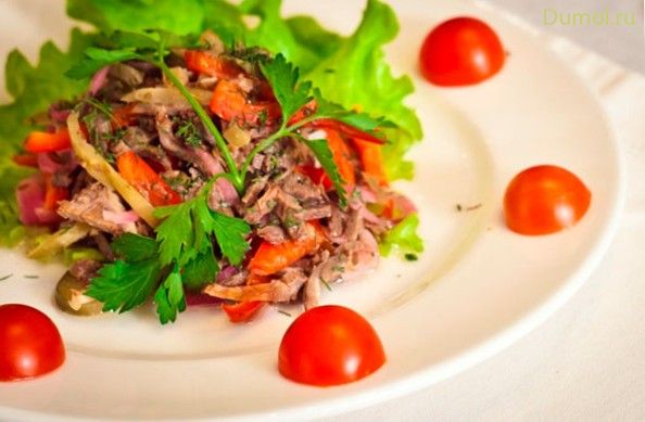 Овощной салат с говядиной и чесноком