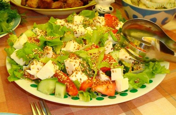 Овощной салат с кунжутом и моцареллой