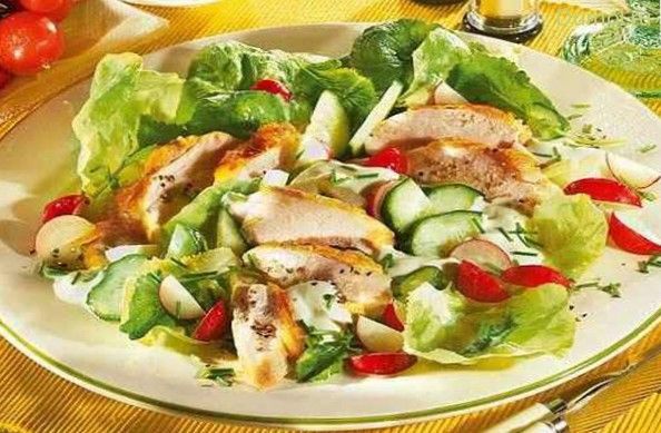 Овощной салат с куриной грудкой и хлебом