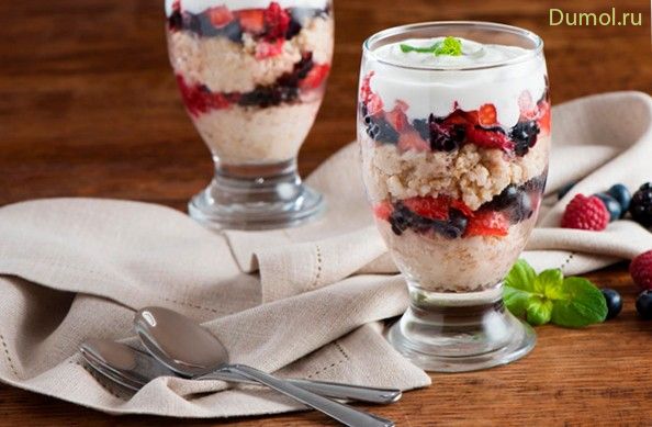 Парфе с вишней и овсяным печеньем