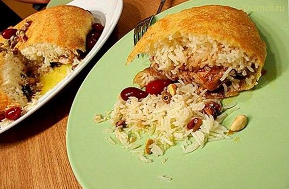 Плов с курицей и сухофруктами в тесте