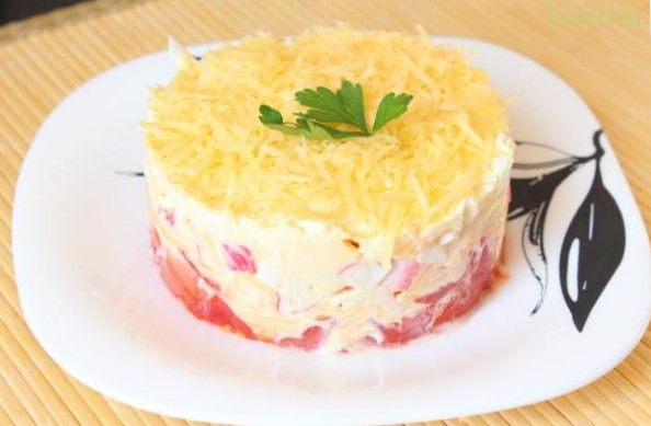 Порционный салат с чипсами и крабовыми палочками